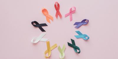Bunte Bänder auf rosafarbenem Hintergrund, Krebsbewusstsein